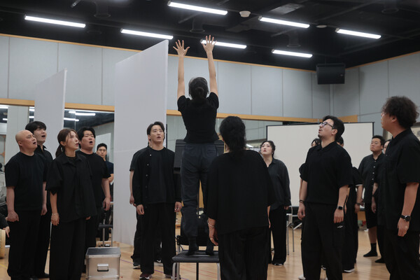 30일 서울 중구 국립극장 뜰아래연습장에서 열린 및 라운드 인터뷰에서 단원들이 주요 장면을 시연하고 있다.  사진=연합뉴스